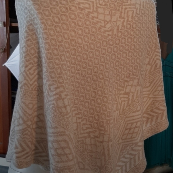 Bcbg Max azria shawl - Picture 2 of 4